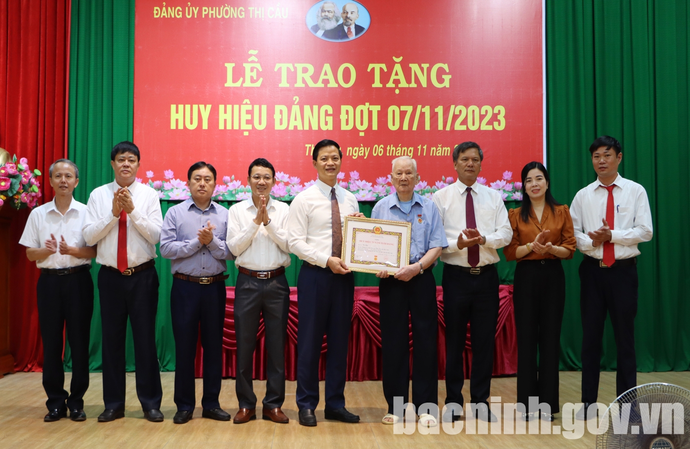 Phó Chủ tịch Thường trực UBND tỉnh trao Huy hiệu Đảng tại phường Ninh Xá và phường Thị Cầu