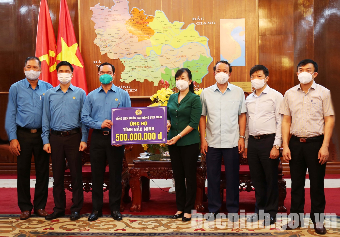 Tổng Liên đoàn Lao động Việt Nam hỗ trợ tỉnh Bắc Ninh gần 2 tỷ đồng phòng, chống dịch