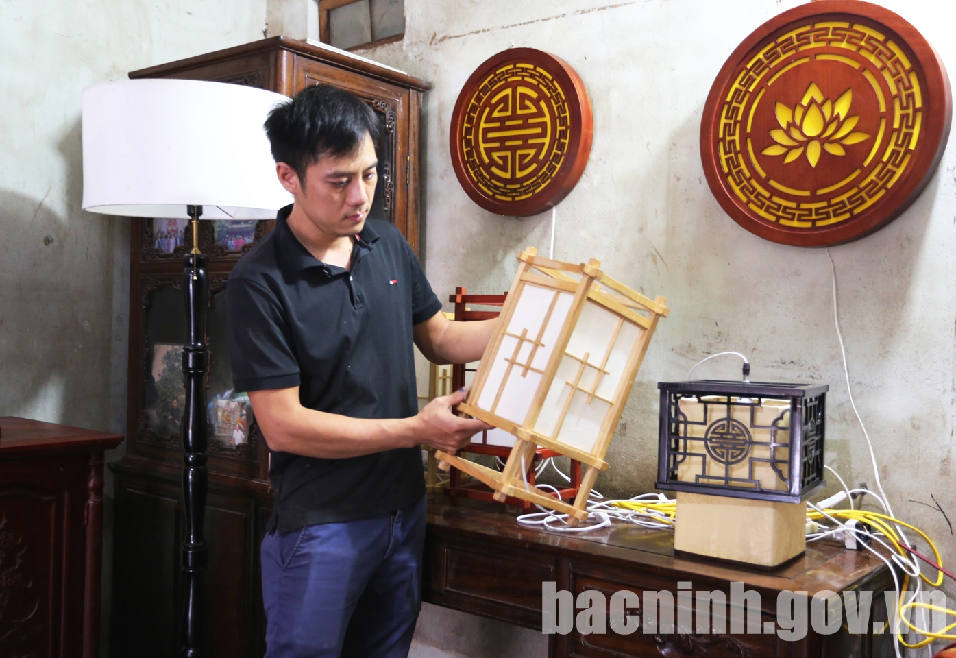 Phát triển nghề truyền thống làm đèn gỗ trang trí nội thất