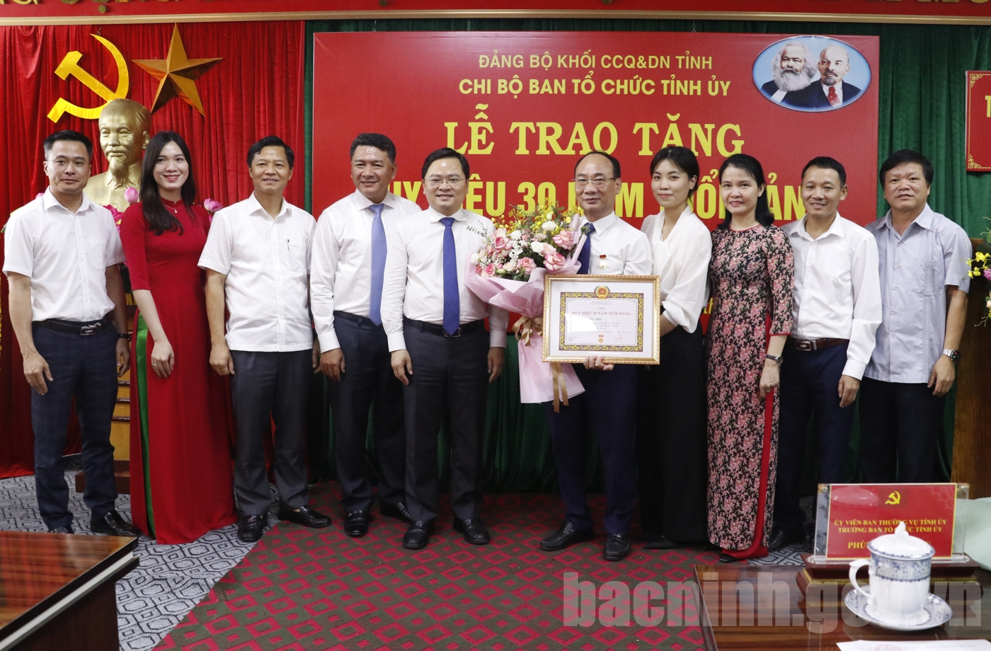 Bí thư Tỉnh ủy Nguyễn Anh Tuấn trao Huy hiệu Đảng tại Ban Tổ chức Tỉnh uỷ