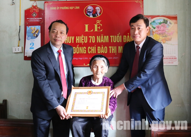 Phó Bí thư Thường trực Tỉnh ủy trao huy hiệu Đảng tại phường Hạp Lĩnh