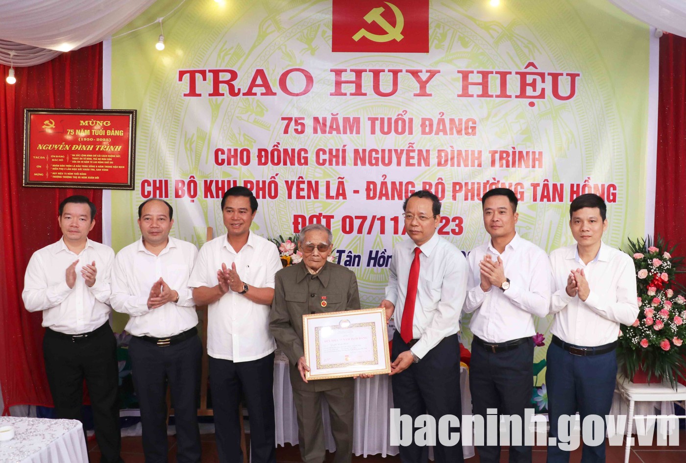 Phó Bí thư Thường trực Tỉnh ủy trao Huy hiệu Đảng tại thành phố Từ Sơn năm 2023