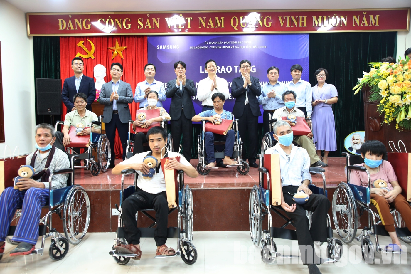 Trao tặng xe lăn cho người khuyết tật trên địa bàn tỉnh Bắc Ninh