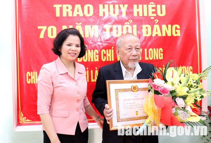 Chủ tịch UBND tỉnh trao Huy hiệu Đảng tại huyện Thuận Thành