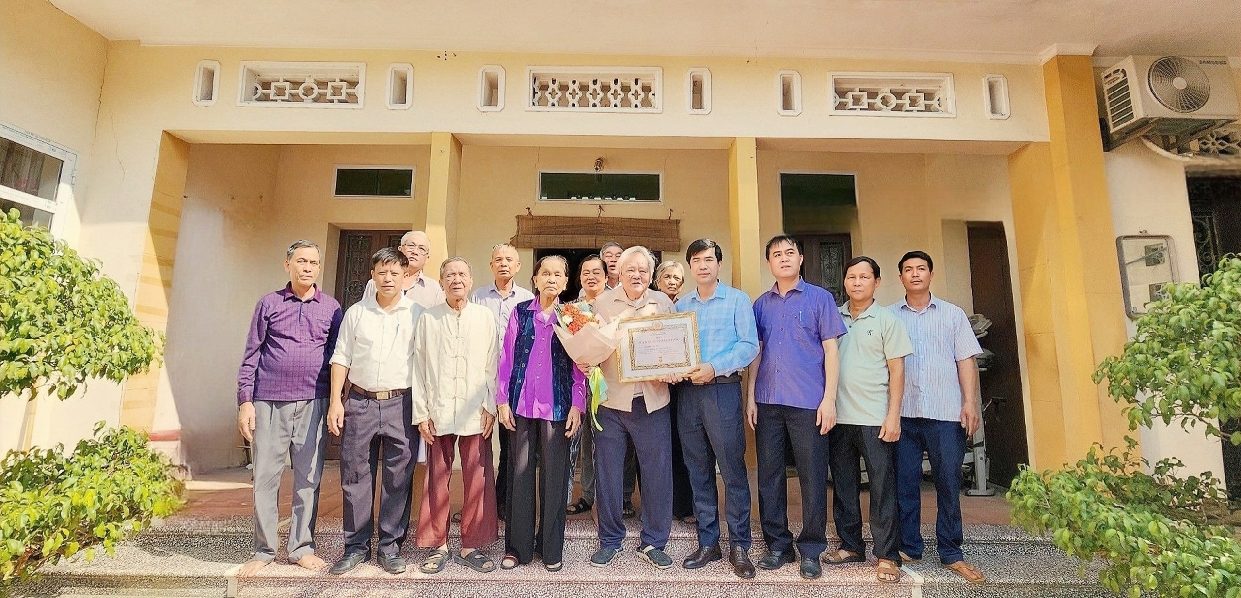 Đồng chí: Nguyễn Anh Tuấn - HUV, BT Đảng ủy thị trấn Chờ, Trao huy hiệu 60 năm tuổi Đảng cho Đồng chí Nguyễn Văn Lọi, Đảng viển chi bộ thôn Trác Bút