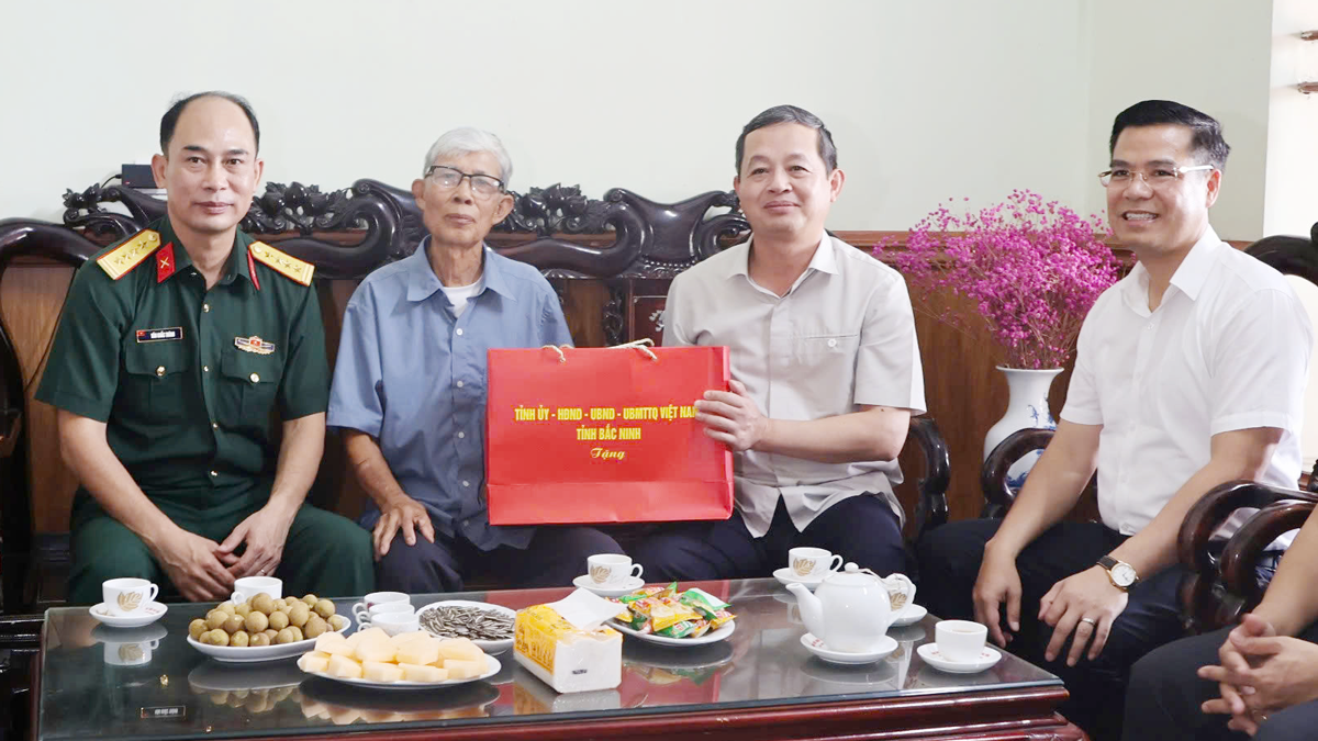 Chủ tịch UBND tỉnh Phạm Hoàng Sơn thăm, tặng quà người có công tại phường Tân An nhân dịp kỷ niệm 79 năm Ngày Thương binh - Liệt sĩ