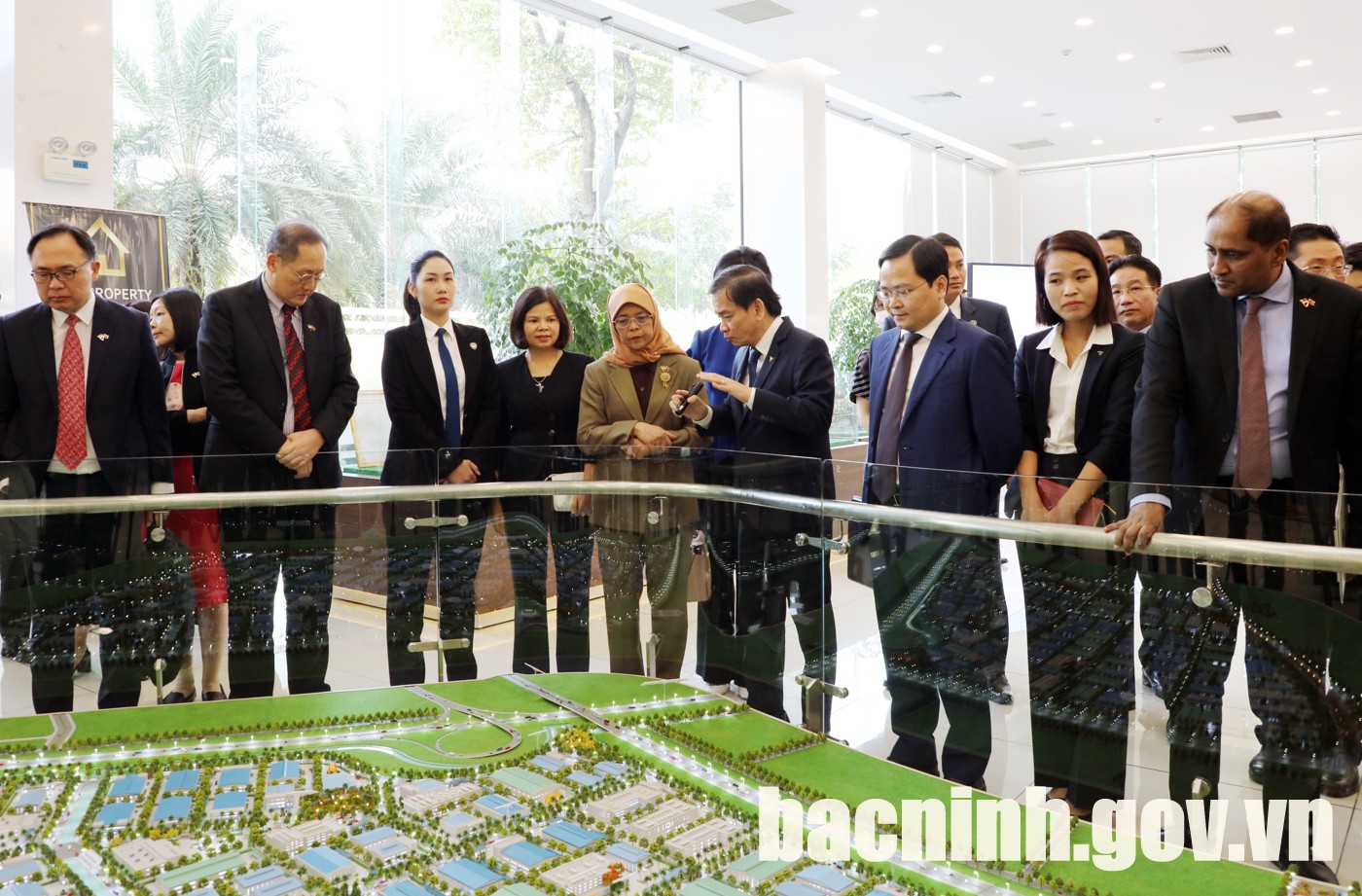 Singaporean President Halimah Yacob visits VSIP Bac Ninh