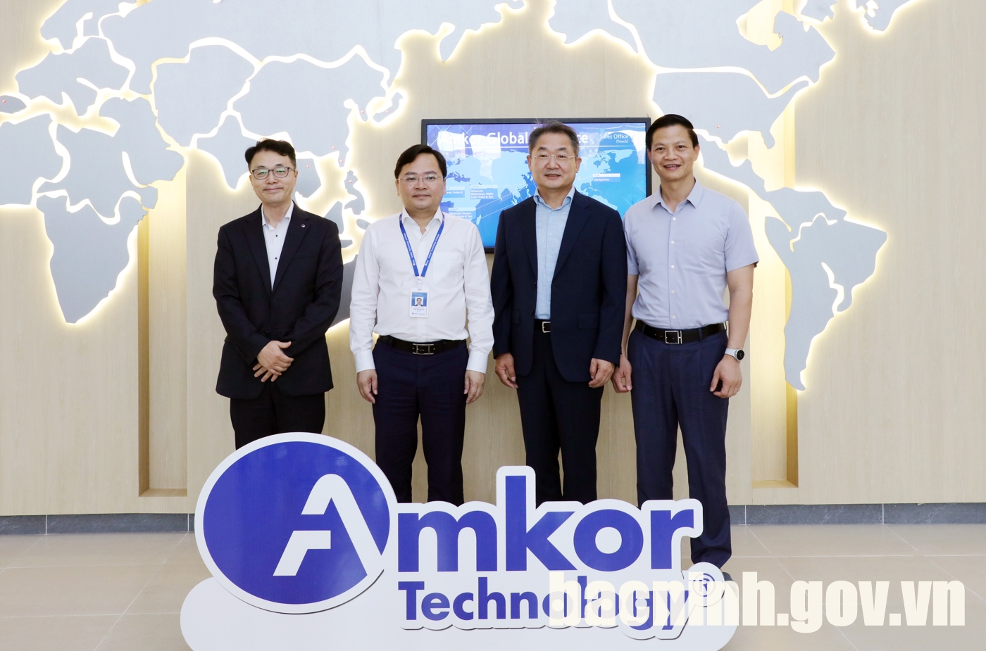 Provincial Party Standing Committee visits and works at Amkor Technology Vietnam