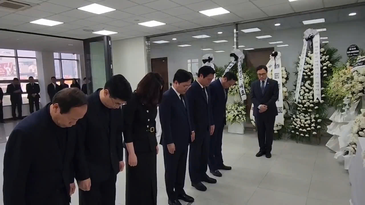 Delegation of Bac Ninh province pays respects for victims of Jeju Air plane crash at Korean Embassy