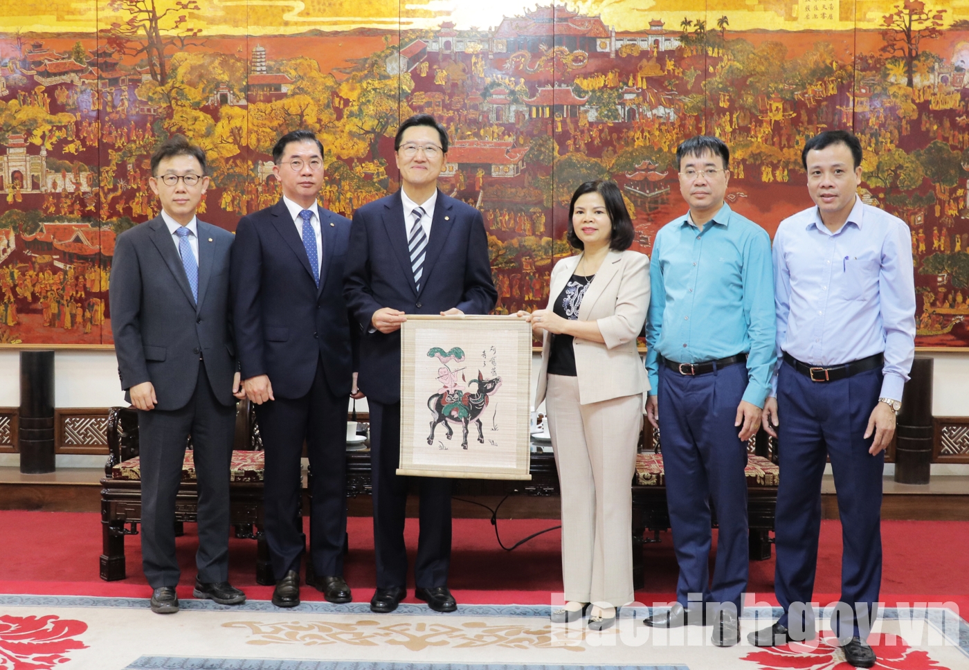 Chairwoman Nguyen Huong Giang receives and works with representative general director of Hanwha Techwin Company