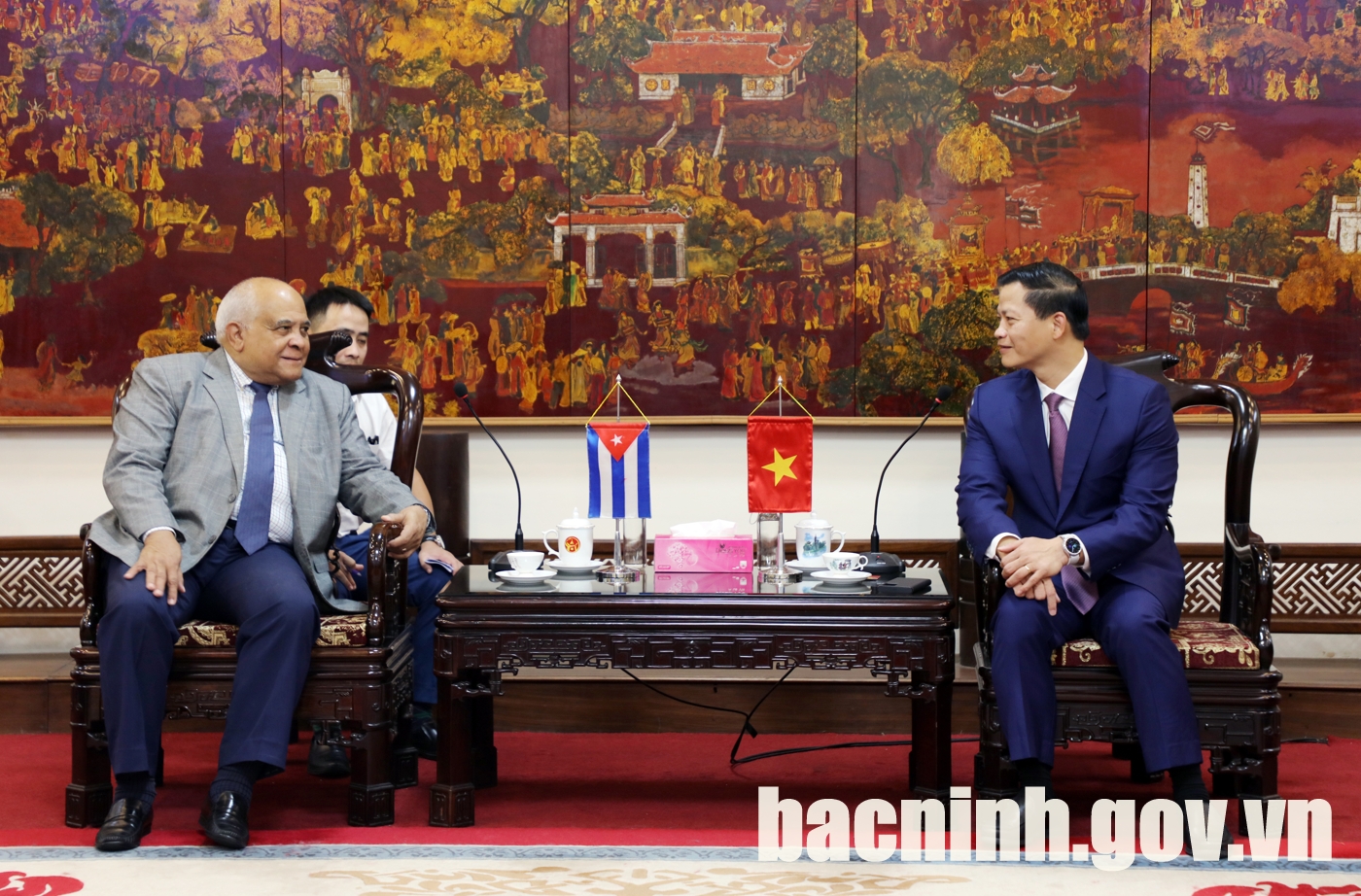 Chairman Vuong Quoc Tuan receives and works with Cuban Ambassador to Vietnam