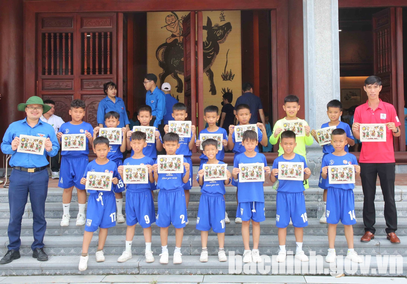 U9 players visit and experience several historical and cultural relics of Bac Ninh